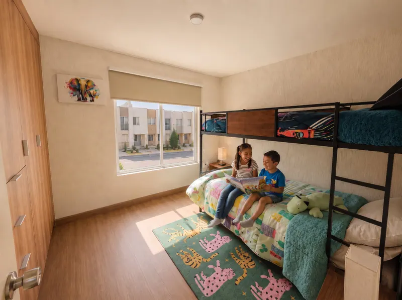 Escena ilustrativa de niños compartiendo en su recámara